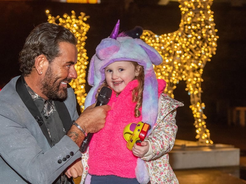 Five years old Maci McIntyre with Micky Doherty. Picture Martin McKeown. 21.12.23