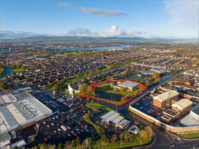 The former Lisnagelvin Leisure Centre in Derry’s Waterside has been placed back on the market with a guide price of £1m.