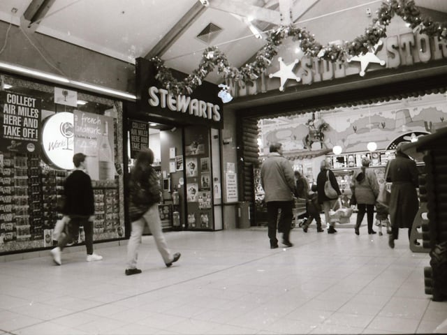 Scenes from around the popular shopping areas of Derry in the run up to Christmas back in 1995.