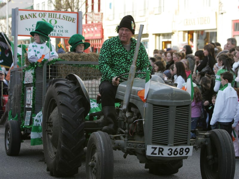 Bank of Hillside's new company transport goes on show at Buncrana's St. Patrick's Day parade. (1903JB13) : St Patrick's Day in Buncrana in 2006