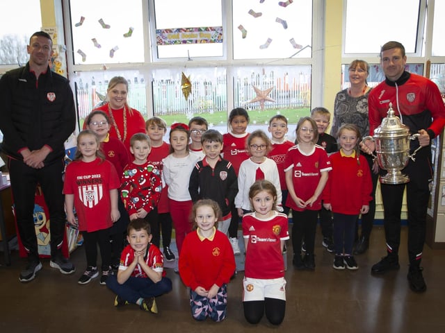 Shane and Patrick McEleney with Mrs. O’Kane’s Primary 3 class and the FAI Cup. (Photo: Jim McCafferty)