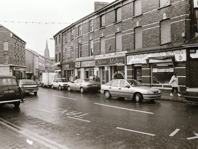 Scenes from around the popular shopping areas of Derry in the run up to Christmas back in 1995.