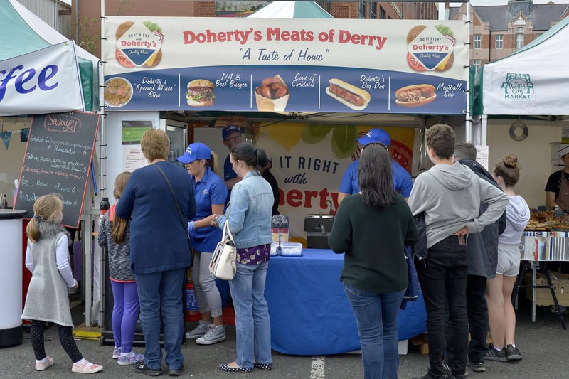 A queue for Doherty’s sausages and burgers at the Foyle Maritime Festival. DER2818GS056