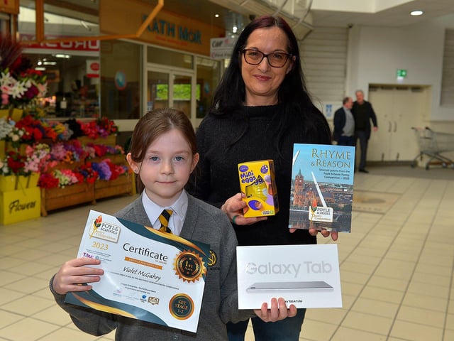 Winner of the KS1 My Dream category in the inaugural Foyle Schools Poetry Competition Violet McGahey, Model PS, pictured with sponsor Jenni Doherty from Little Acorns Bookstore. Photo: George Sweeney. DER2313GS – 35