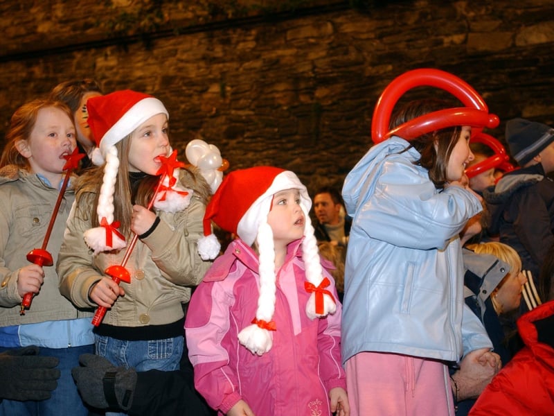 EAGER ANTICIPATION - Children on the look out for the arrival of Santa. (1911C42) : Christmas Lights Switch on, from November 2004 in the Guildhall Square.