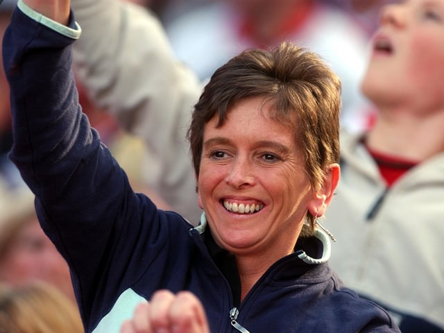 Smiles all round for the arrival of the Derry team into Croke Park for the 2004 All Ireland semi-final. (3108A32)