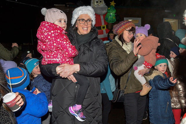 Families greet Santa’s arrival in Muff on Friday evening last. DER2249GS – 38