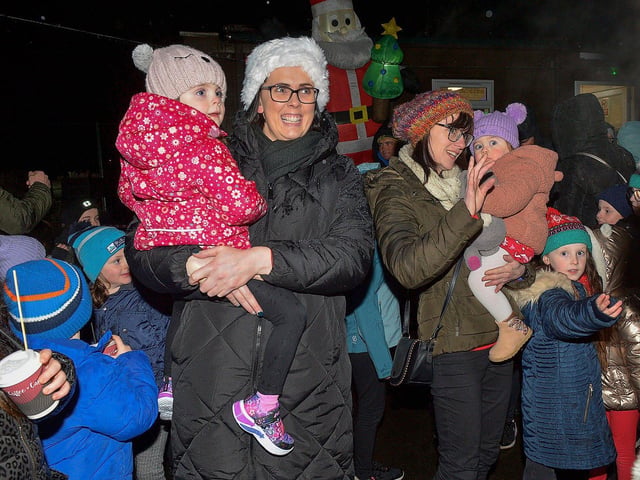 Families greet Santa’s arrival in Muff on Friday evening last. DER2249GS – 38