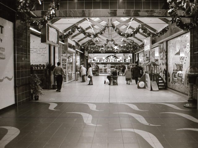 Scenes from around the popular shopping areas of Derry in the run up to Christmas back in 1995.