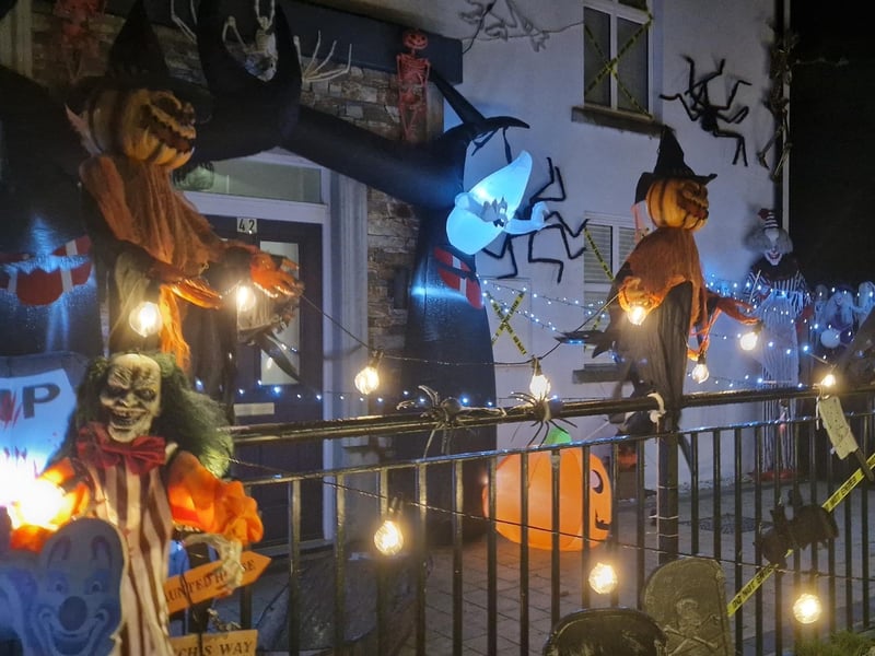 The brilliant Halloween decorations at Ivy Mead Hillocks are drawing crowds and encouraging donations to support the Northlands Addiction Centre.