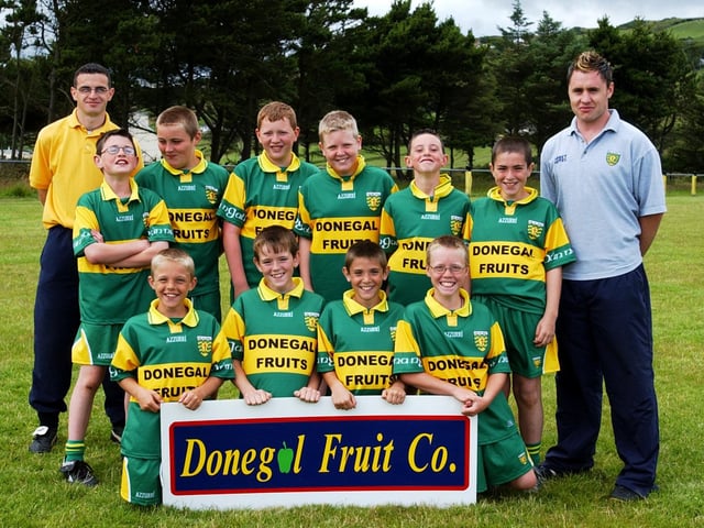 Members of the U-13 boys team taking part in the Malin GAA Summer Camp at Glengad.Included, are Adrian Doherty, coach, and Eamon Redden, County player. (2007A08)
