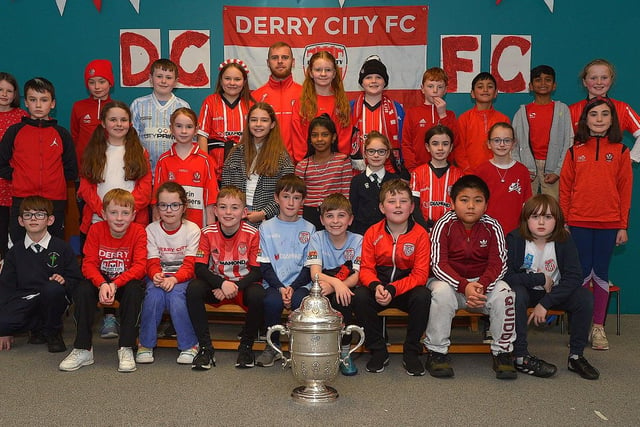 Derry City’s Mark Connolly pictured with Miss Grant's P6 class during a visit to the school, with the FAI Cup, on Friday afternoon. Photo: George Sweeney. DER2247GS – 71