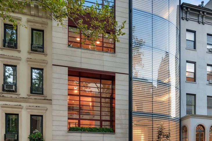 162 East 64th Street is a seven-storey building with a lift.
