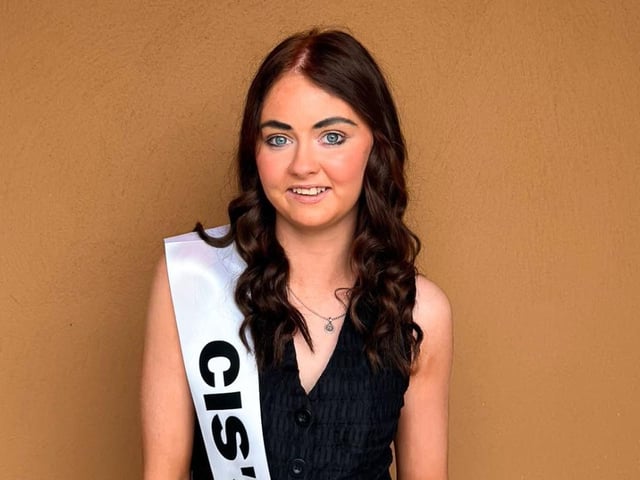 Rebecca Doherty - Cis Farren's Bar.
