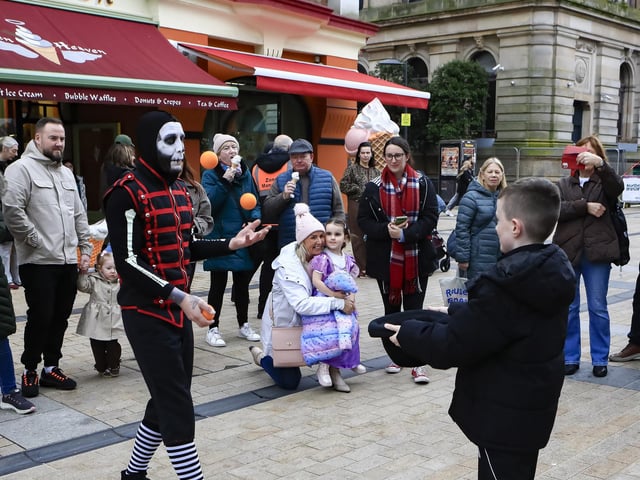 A juggler entertains in Waterloo Square on the 40th anniversary of the Halloween celebrations. (Photo - Tom Heaney, nwpresspics)