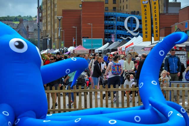 Some of the crowds at a previous Foyle Maritime Festival. Photo: George Sweeney.  DER2229GS – 010
