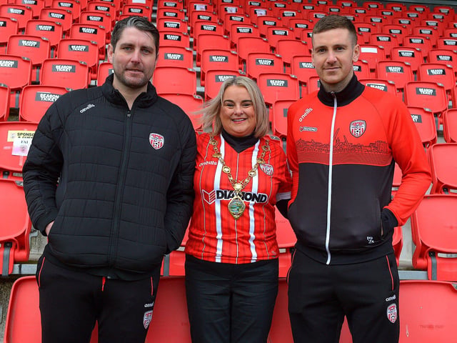 Mayor Sandra Duffy with Derry City manager Ruaidhrí Higgins and captain Patrick McElheney on Saturday morning prior to the team’s departure for Dublin ahead of tomorrow’s FAI Cup Final against Shelbourne. George Sweeney.  DER2244GS – 34