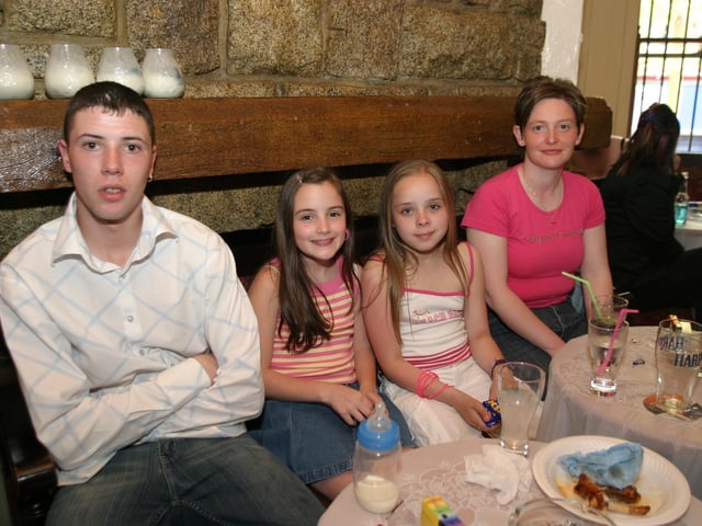 PubEye: Friends and family out enjoying a drink together in the Dungloe.