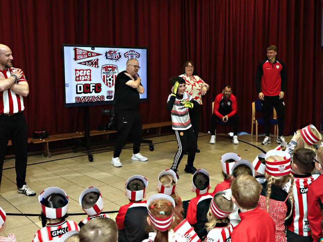 Derry City player Christy Grogan and senior coach Niall McGinn visiting St. Anne’s PS in the run up to their FAI Cup final against Waterford. (Photo - Tom Heaney, nwpresspics)