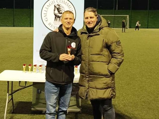 Colly McLaughlin, brother of Bronagh McLaughlin, collecting the participants' trophy from Derry City manager Ruaidhrí Higgins for Bronagh's Eleven.