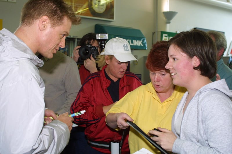 Rock Star Bryan Adams signs his autograph for 21 year old fan Carla McClintock of Culmore and her mum Pat when he arrived at Derry Airport yesterday afternoon.(2408JB11)