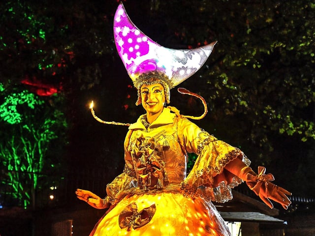 Performer in Derry’s Cathedral Quarter on Wednesday evening.  Photo: George Sweeney