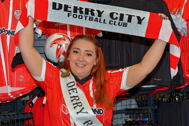 Derry Rose, Aine Morrison records a good luck video message, at O’Neill’s Sports store, ahead of Derry City’s Extra.ie FAI Cup final against Shelbourne.  DER2244GS – 99