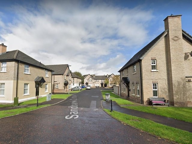 Sandbank Cottages (Iostáin na hÉasrach). The street is named after an inland sandbank rather than one in the Foyle estuary.