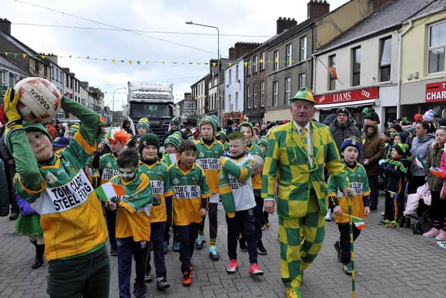 John Porter (right) with young Buncrana GAA players at the St. Patrick’s Day parade in Buncrana on Saturday afternoon last.  DER1118GS028