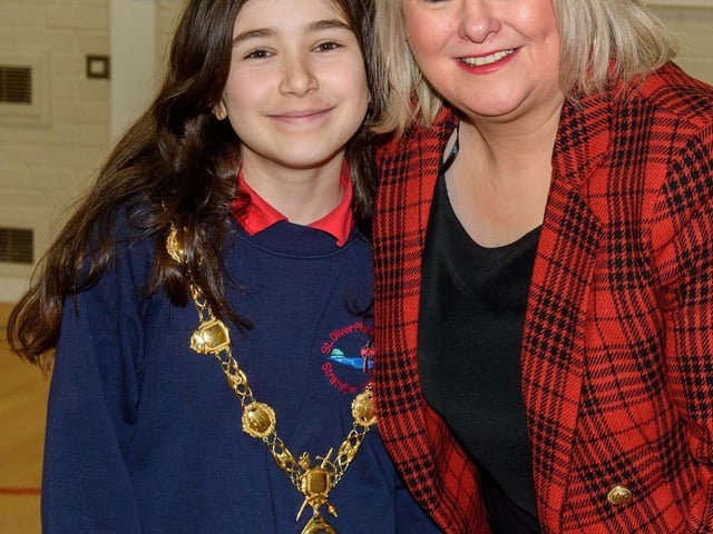 The Mayor, Councillor Sandra Duffy paid a visit to St Oliver Plunkett PS in Strathfoyle as part of Derry City and Strabane District Council’s  Local Democracy Week where she was joined by Councillor Rachal Ferguson and pupils from Primary 7. Following a series of questions and answers the children all tried the Mayoral Chain on. Picture Martin McKeown. 23.11.2:.