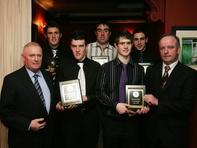 Patrick McLaughlin, club chairman, left, and Mick Murphy, County Games Coaching manager, right, presenting awards to players who represented the County at Senior, Minor and U-16 level. Included, from left, are Declan Walsh, Conor Farren, Patrick Kelly, Matthew Byrne and Daniel Green. (2102C46) : Malin GAA Dinner