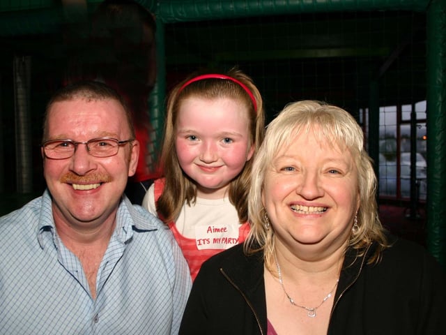 Birthday Aimee with John and Bernie enjoying the fun at Bananans. 3529/dd : Parties in Derry in Spring 2006.