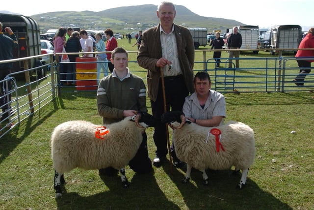 Judge Sam Wallace, pcitured with Brendan and Jim Robinson, Kilmacreanan, winners of the pair of ram lamb sponosored by Inishowen Engineering. (0508A46) : Clonmany Festival, Vintage Show, Agricultural Show and Raft Race in August 2005.