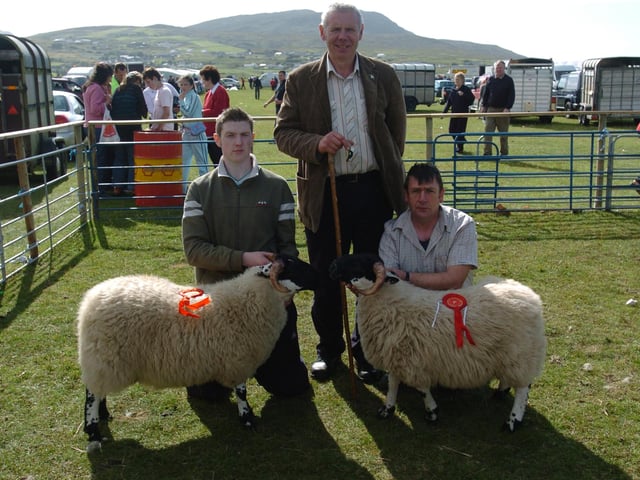 Judge Sam Wallace, pcitured with Brendan and Jim Robinson, Kilmacreanan, winners of the pair of ram lamb sponosored by Inishowen Engineering. (0508A46) : Clonmany Festival, Vintage Show, Agricultural Show and Raft Race in August 2005.