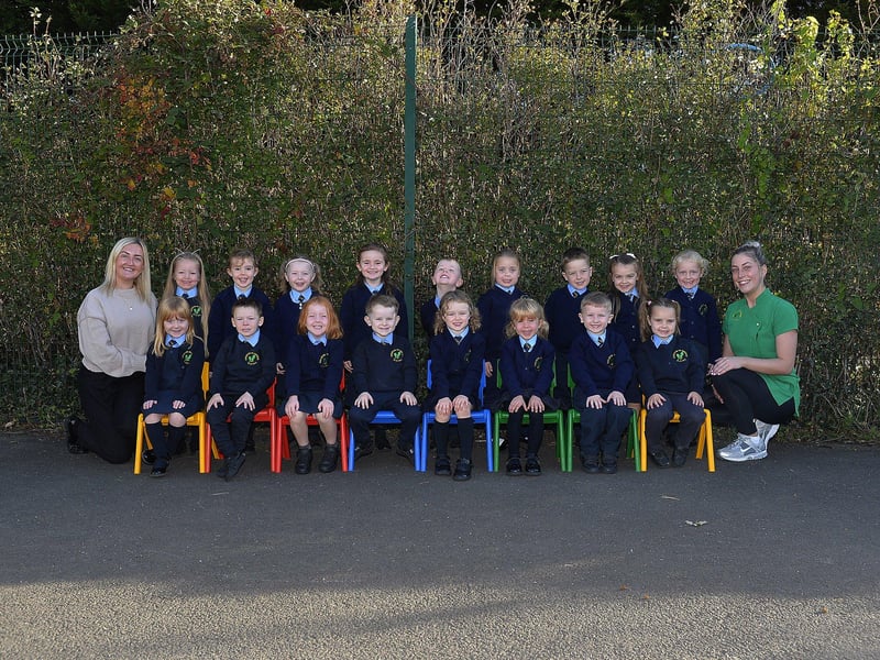 Múinteoir Rona McKenna (left) with Rang1 pupils and classroom assistant Sionnan Anderson at Gaelscoil na Daróige.