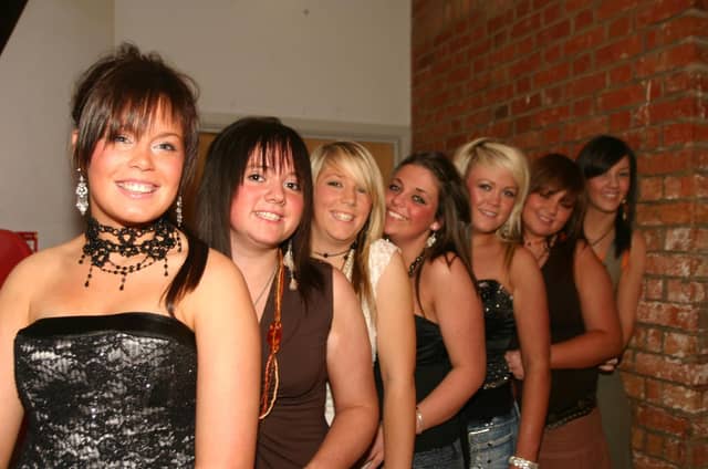 Shakira with her friends Danielle, Sarah, Kierina, Caria, Blahnaid and Martina. 445 /dd : Parties and celebrations November 2005: Shakira Kivlehan.