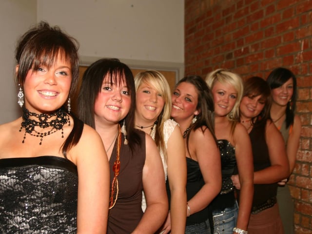 Shakira with her friends Danielle, Sarah, Kierina, Caria, Blahnaid and Martina. 445 /dd : Parties and celebrations November 2005: Shakira Kivlehan.