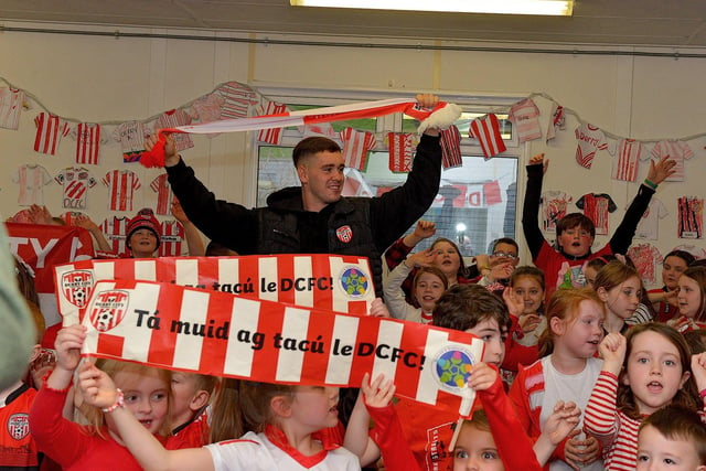 Derry City goalkeeper Brian Maher sings Brandywell Pride with pupils from Gaelscoil Eadain Mhoir during a visit on Friday morning. Photo: George Sweeney  DER2244GS – 23