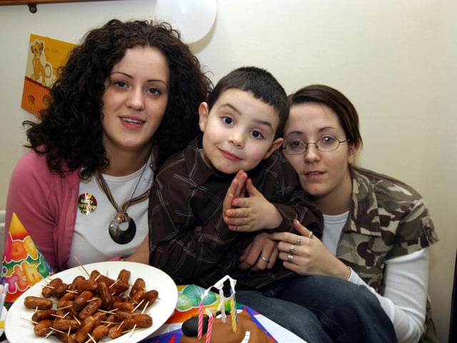 Declan gets ready to party with his aunts chantelle and Karina 0006/JML : Parties and celebrations January 2006: Declan.