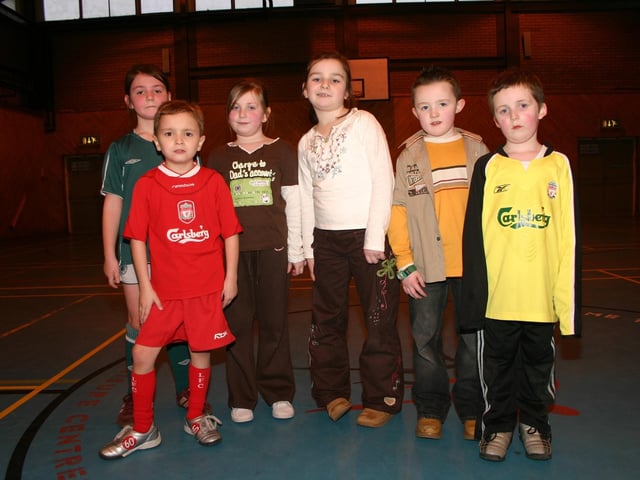 Left to right School friends Rachel, Aidan, Nuala, Lauren, Eoin and Nathan. 2156/dd : Parties and celebrations January 2006: Aidan Dunne.