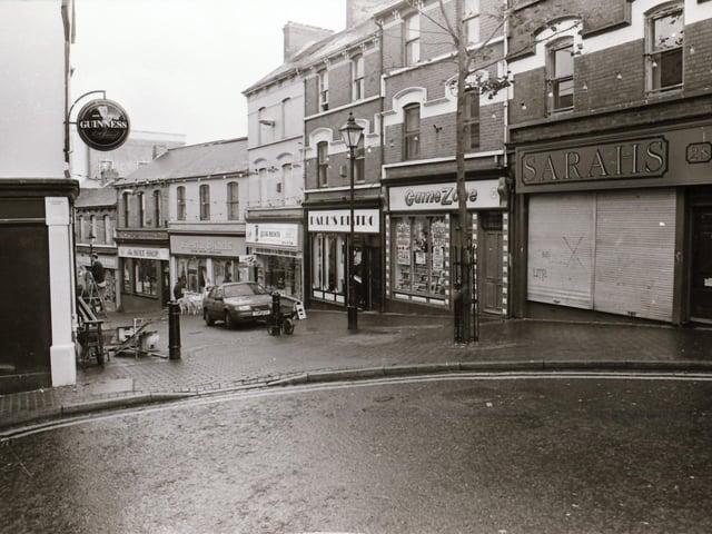 Scenes from around the popular shopping areas of Derry in the run up to Christmas back in 1995.