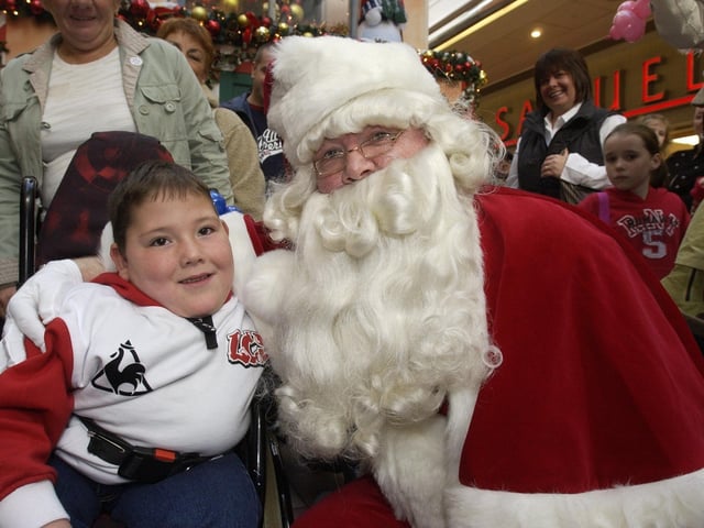 Jim O'Brien gives Santa a warm welcome. (0811PG21) : Santa at Foyleside in 2005.