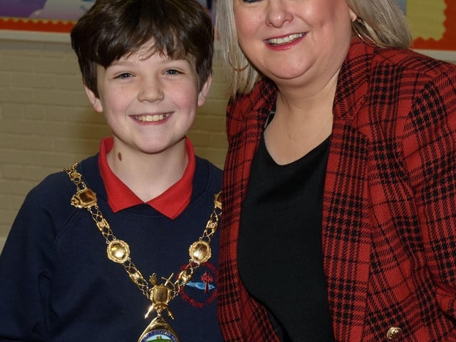 The Mayor, Councillor Sandra Duffy paid a visit to St Oliver Plunkett PS in Strathfoyle as part of Derry City and Strabane District Council’s Local Democracy Week where she was joined by Councillor Rachal Ferguson and pupils from Primary 7. Following a series of questions and answers the children all tried the Mayoral Chain on. Picture Martin McKeown. 23.11.2:.