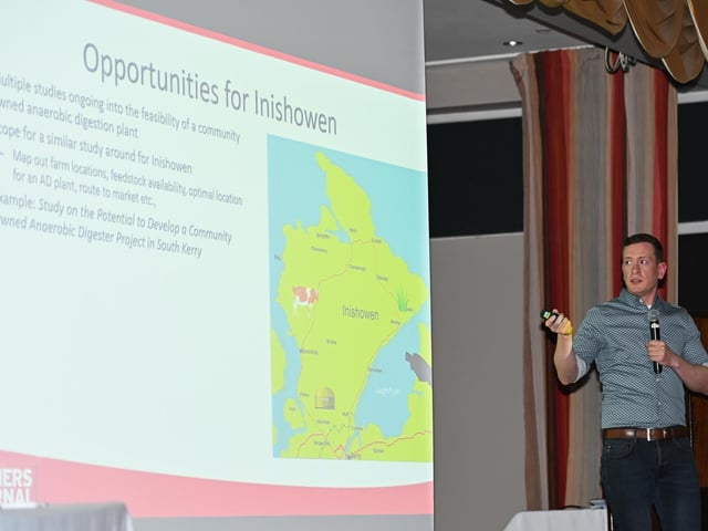 Stephen Robb, Farmers Journal spaking at the Inishowen Co-Operative Society’s Renewable Energy information evening for farmers in the Inishowen Gateway Hotel.  Photo Clive Wasson.