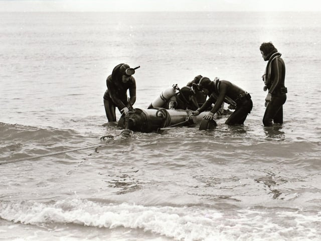 November 1975: Derry Sub Aqua Club members recover a cannon from La Trinidad Valencera four years on from discovering the 1588 Spanish Armada wreck off Kinnego Bay in Inishowen, Donegal.