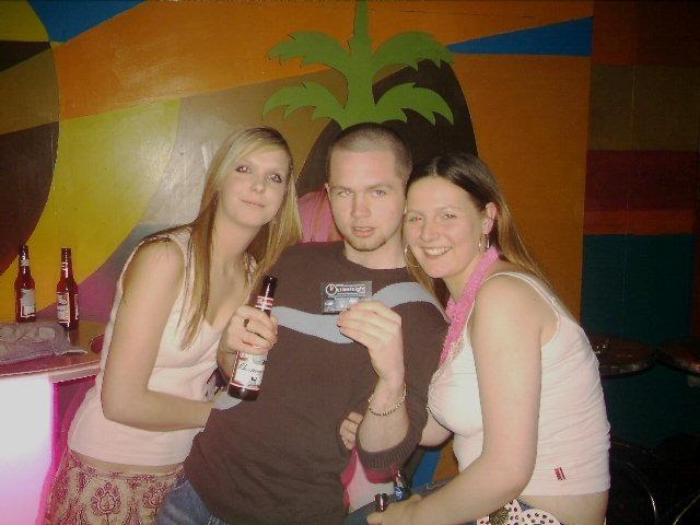 Exif-JPEG-422 : Out Last Night pictures in Derry bars in May 2005.