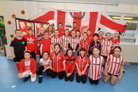 Pupils from Gaelscoil Eadain Mhoir pictured with Derry City’s Ciaran Coll and Pat Hoban during their visit to the school on Monday morning. Photo: George Sweeney