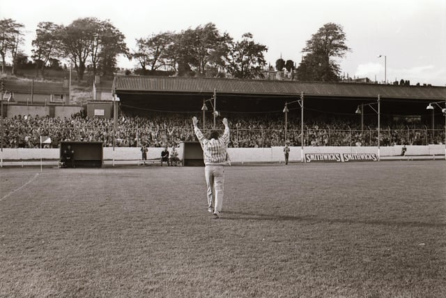 Aleksandar Krstić salutes the Brandywell faithful.