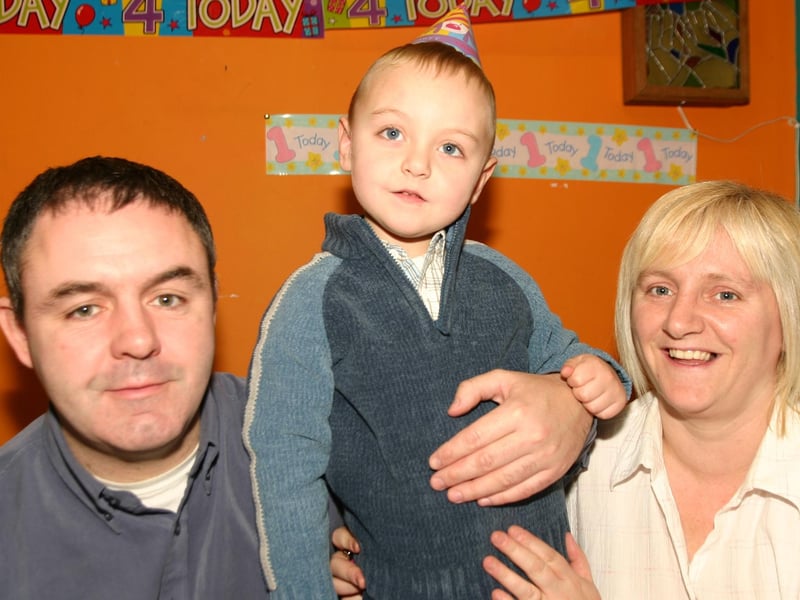 Oran with dad Paul and mum Martina on his 4th Birthday in Cafe Creggan. 1007/ dd
