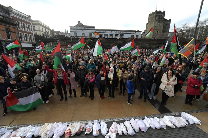 Protestors placed dolls in pillowcases, symbolising the thousands of Palestinian children recently killed in Gaza, at Guildhall steps on Saturday afternoon. Photo: George Sweeney